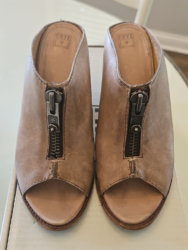 Frye Izzy Zip Moto Clog Fawn Sz 9